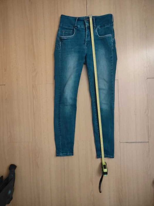 Calças de ganga da Tiffosi, especificamente o modelo Double-up da linha Denim Collection