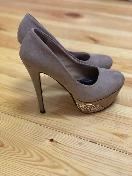 Туфлі на каблуку