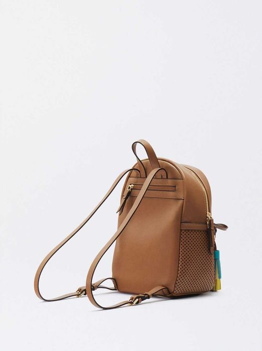Mochila Perfurada Com Penduro
