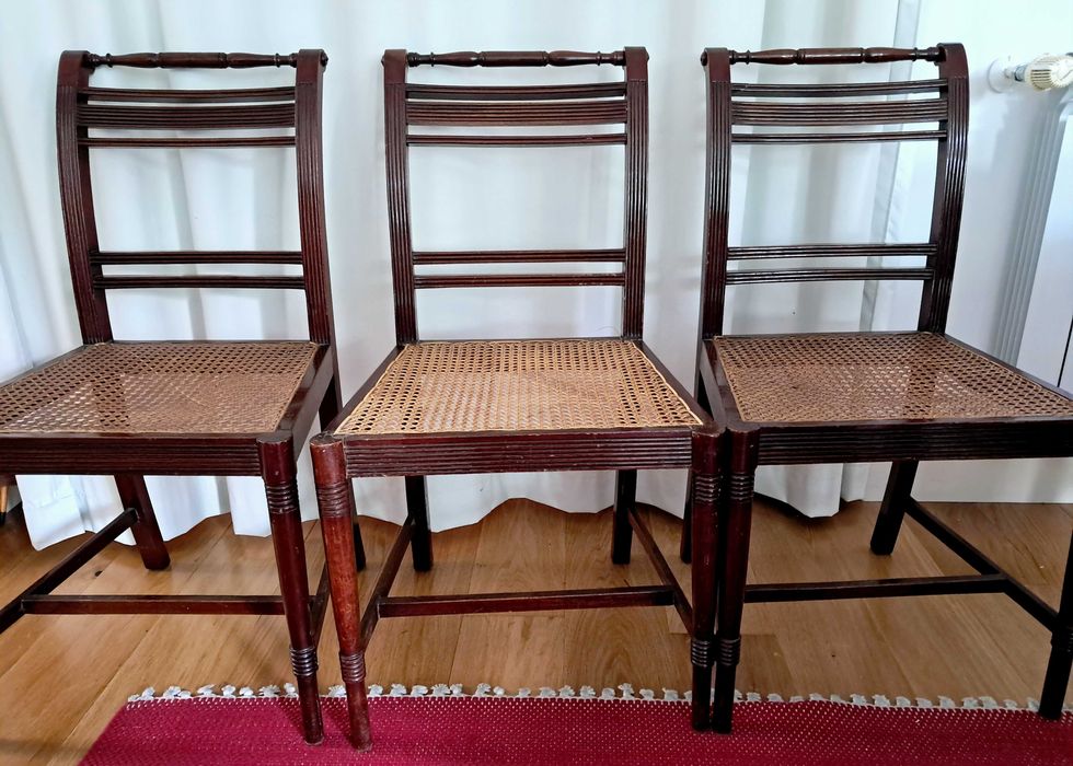 3 cadeiras de madeira trabalhada com assento de palhinha