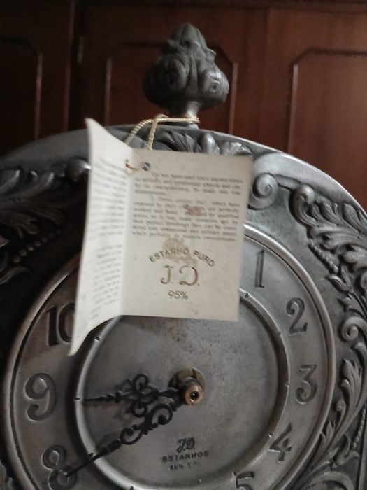 Relógio em estanho puro. A funcionar a pilhas.