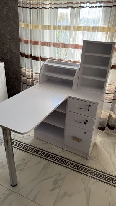 Манікюрний  стіл