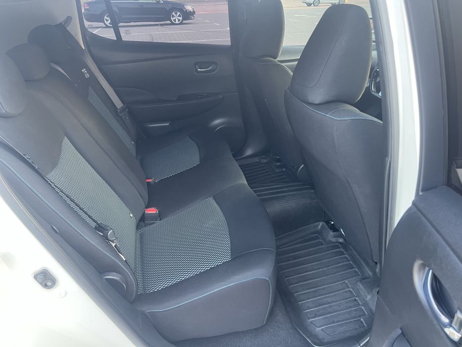 Nissan Leaf в отличном состоянии.