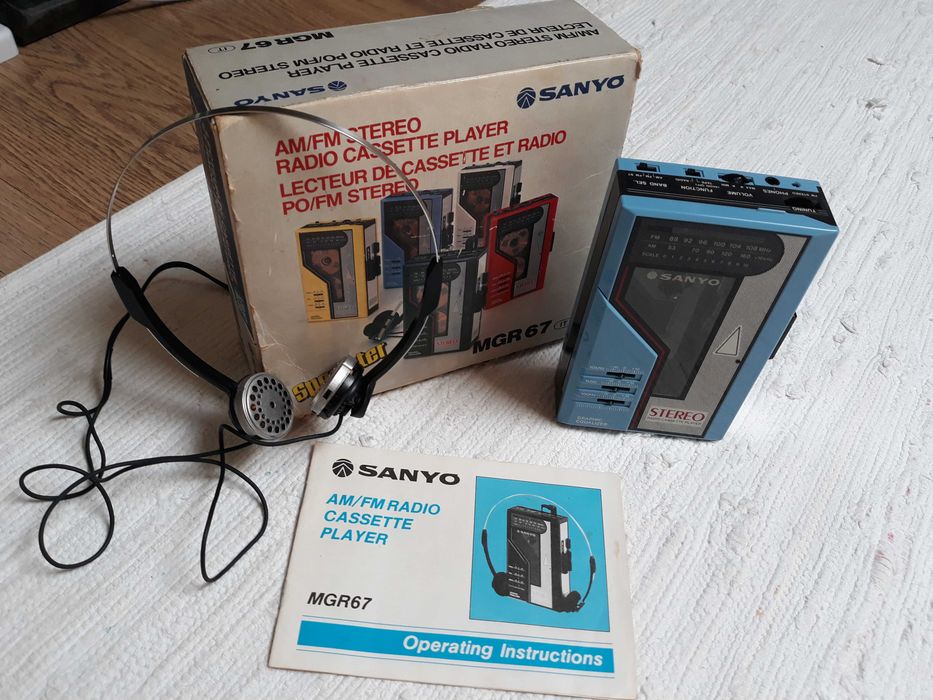 Walkman Sanyo completo na caixa - rádio AM/FM Stereo, equalizador