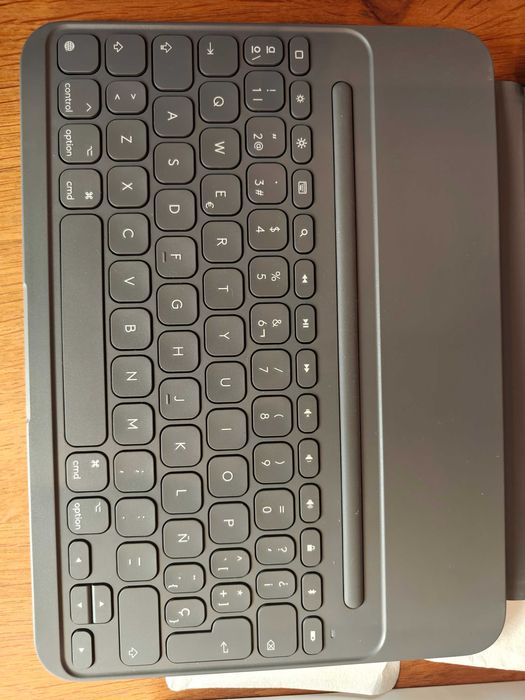 Capa com teclado Slim Folio da Logitech para iPad (A16) (com garantia)