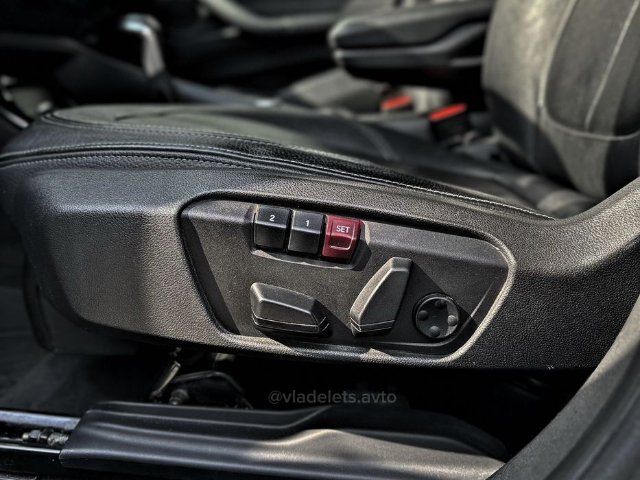 BMW X1 28i • 2016 • 2.0 бензин (B46) • Панорама • Полный привод xDrive