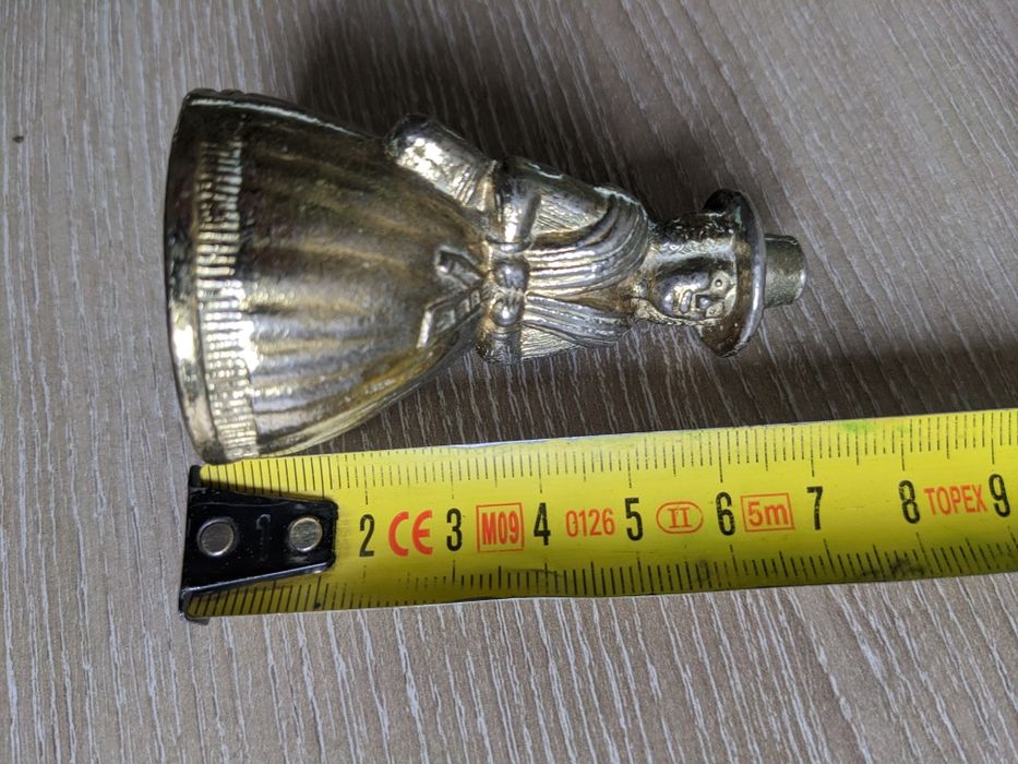 Латунная статуэтка женщины