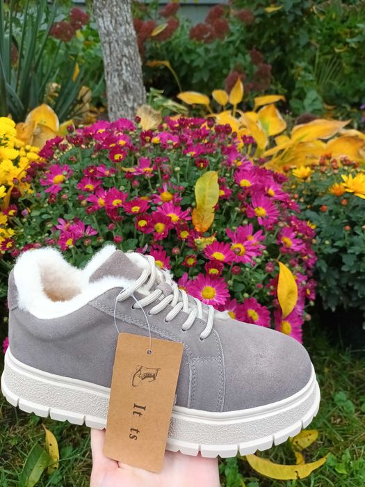 Продам зимові кросівки