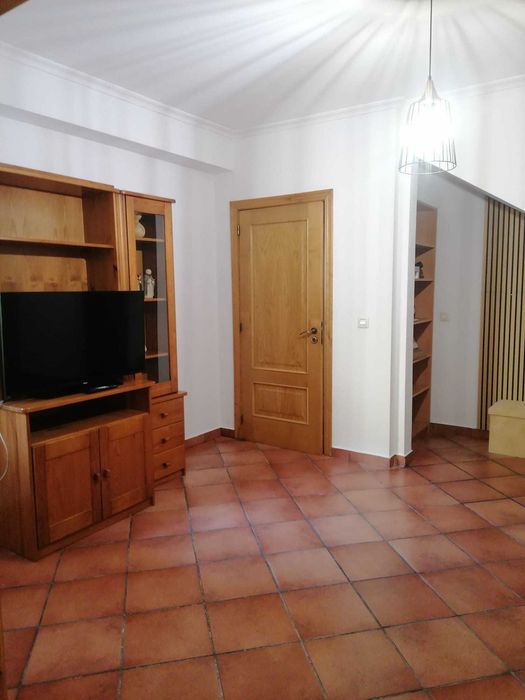 Estúdio com quarto/sala e cozinha e wc em r/c de moradia
