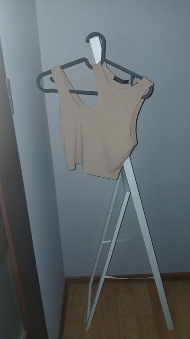 Top beżowy z wycięciami