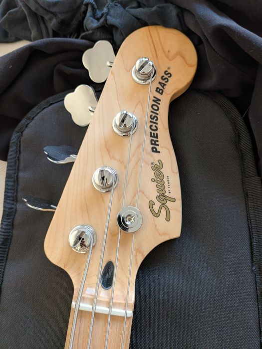 Baixo Fender SQUIER (P bass)  + pedaleira