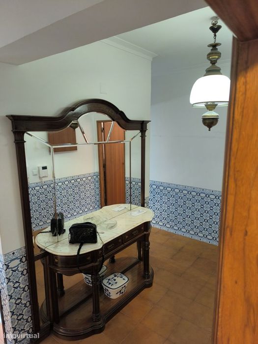 Apartamento T3, parcialmente mobilado. Pragal - Almada.