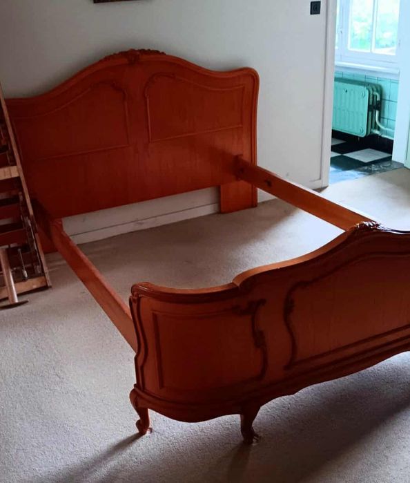 Łóżko  zdobione z materacem do sypialni