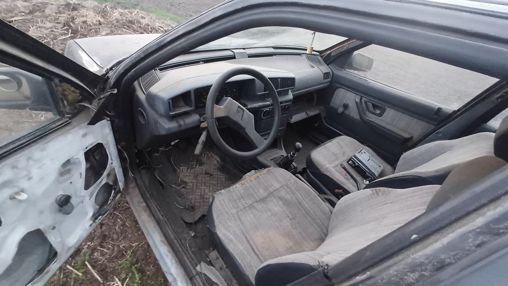 Пежо 405.  двигун 1.6 в хорошому стані