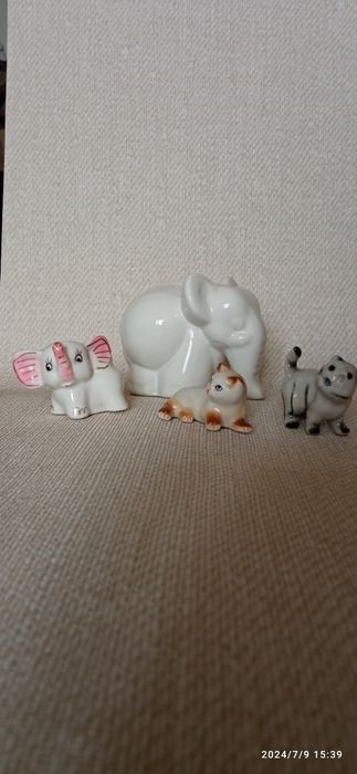 Figurki porcelanowe z PRL-lu
Stare figurki porcelanowe. Bez uszkodzeń.