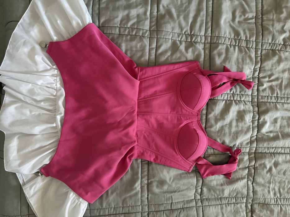 Сукня з чашками та юбкою