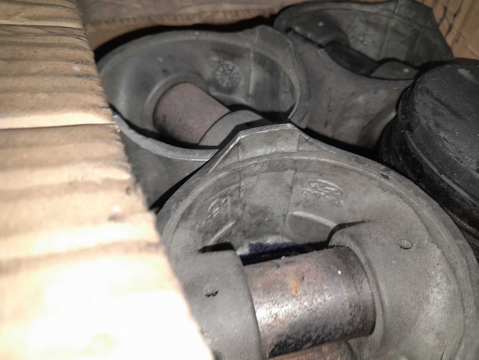 Vendo pistons e bielas ford transit 2.5 bico de pato