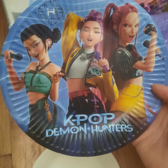 Dekoracje urodzinowe K-POP Demon Hunters fiolet