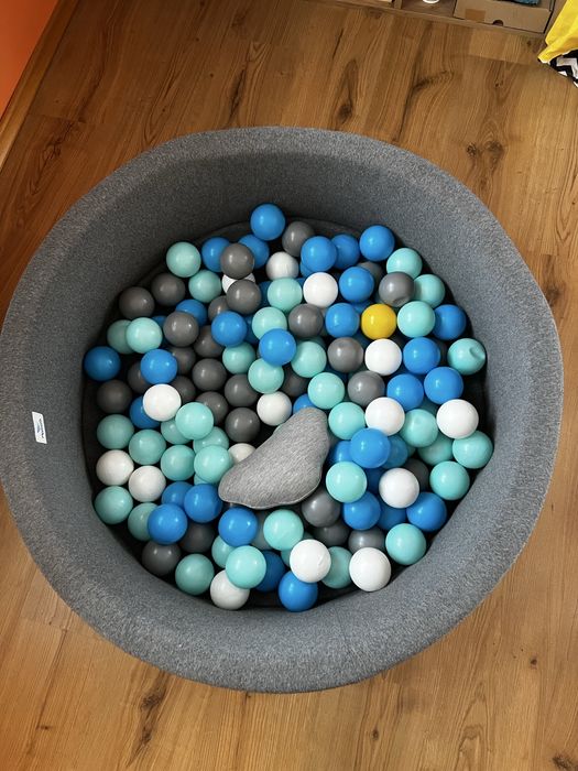 Suchy basen z kulkami