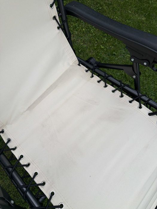 beżowe regulowane krzesło ogrodowe leżak grawitacyjny