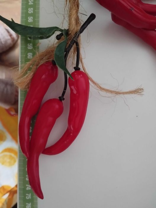 Wieszak dekoracyjny papryczki chili sztuczne