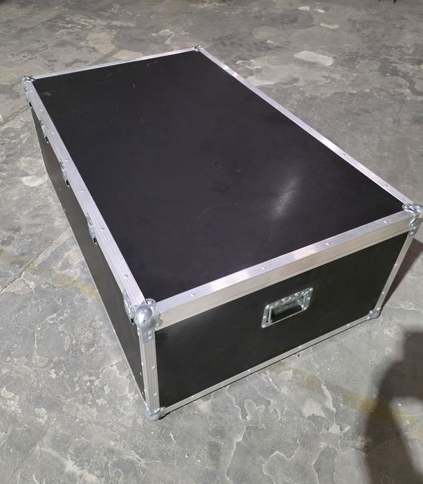 Kufer transportowy flight case na kółkach (4 sztuki)
