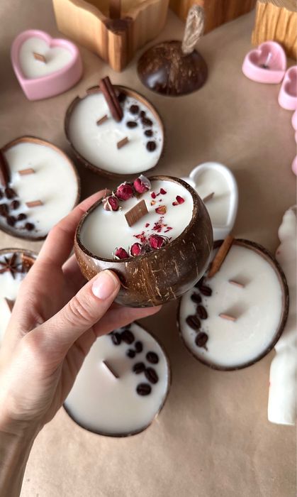 Свічки у половинці кокоса, свічки у цілому кокосі.