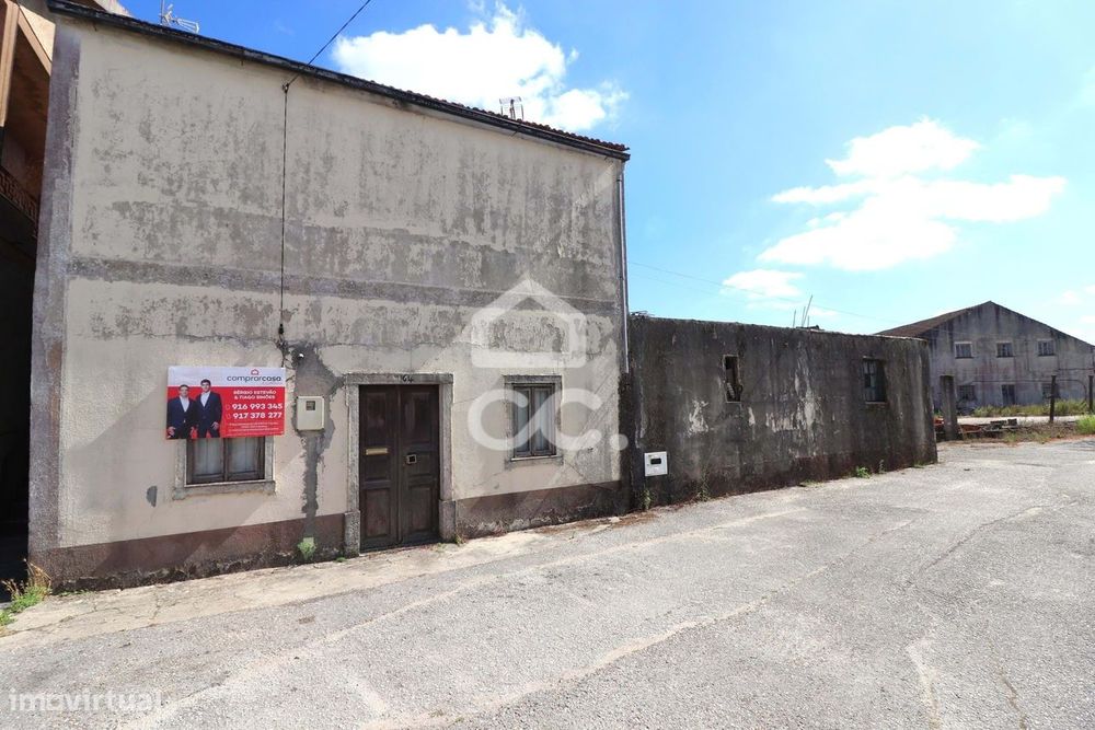 Moradia T3 com terraços, logradouro e garagem para recuperar na Vila d