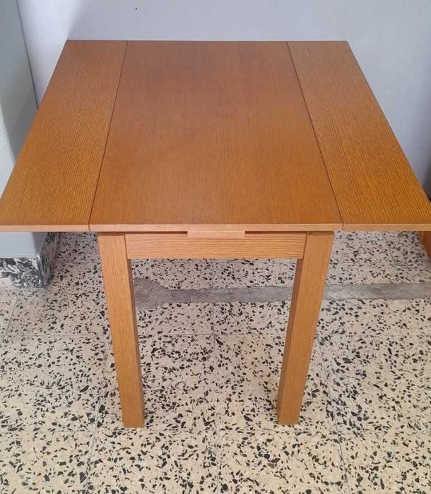 Mesa 'Bjursta' (em carvalho)