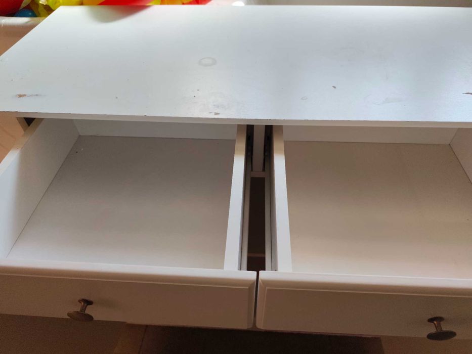 Movel Branco com portas e gavetas em razoável estado