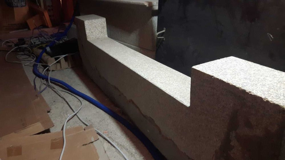 Lareira contemporânea em granito amarelo