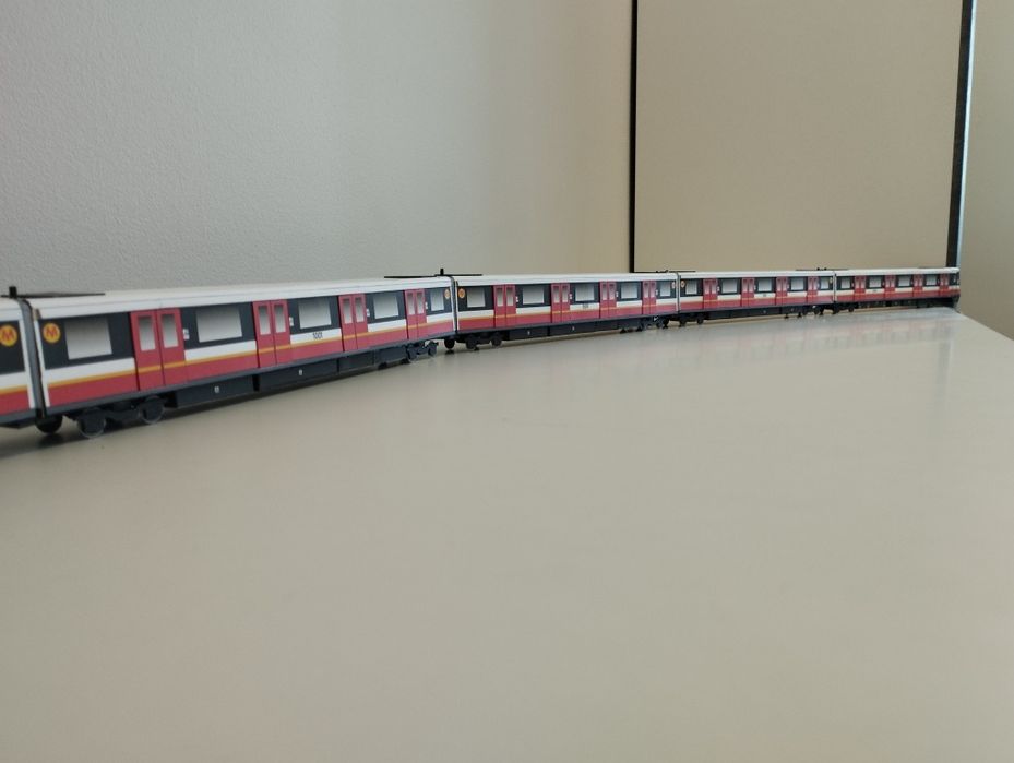 Alstrom Metropolis 98B 1:87 zabawka pociąg pasażerski miejski autobus