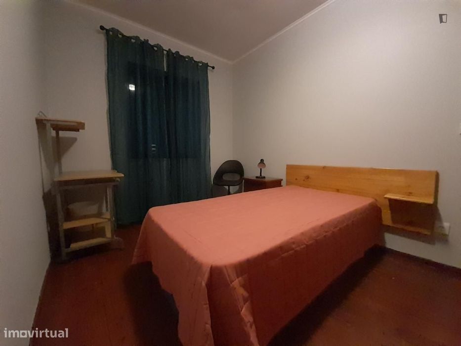 Quarto - localizado em Paranhos Porto