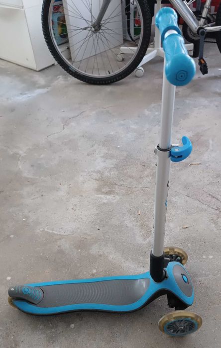 Trotinete Globber azul de criança.