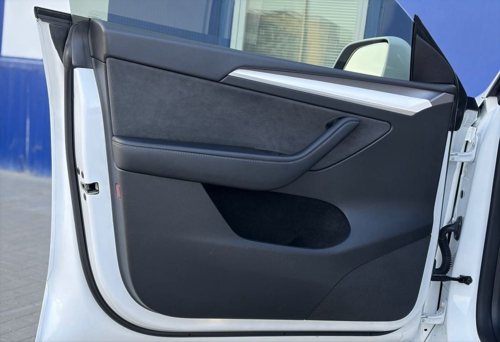 Tesla Model Y 2024 року