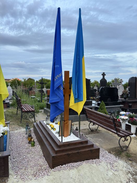 Благоустрій могил/прибирання/надмогильник/надгробок/гробівець/памятник