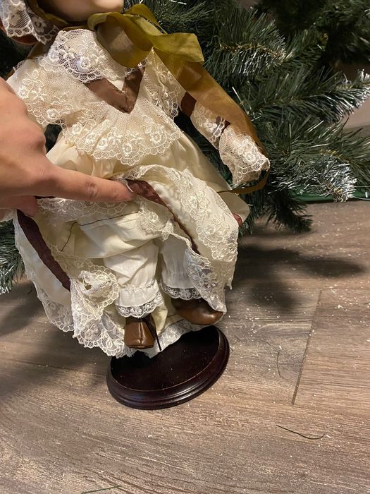 Фарфорова лялька зі змінними капелюшками.