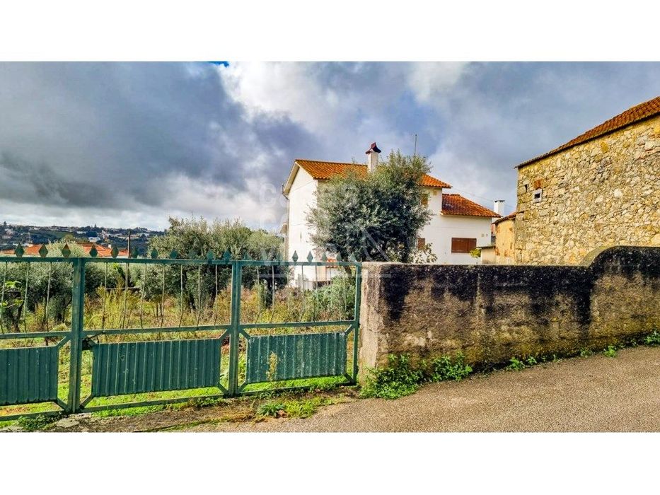 Plot of Land with Construction Feasibility - 456 m² | Near Leiria