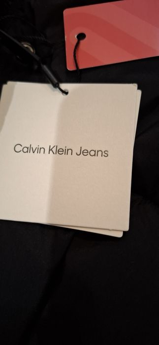 Sprzedam piękna zimowa Nowa kurtke Calvin Klein z mini wada