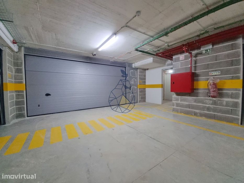 Garagens Box à Venda em Portimão — de 16 m² a 28 m², entre a estação d