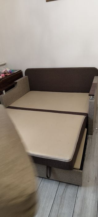 Продам диван у дуже гарному стані. Був у використанні 1 рік.