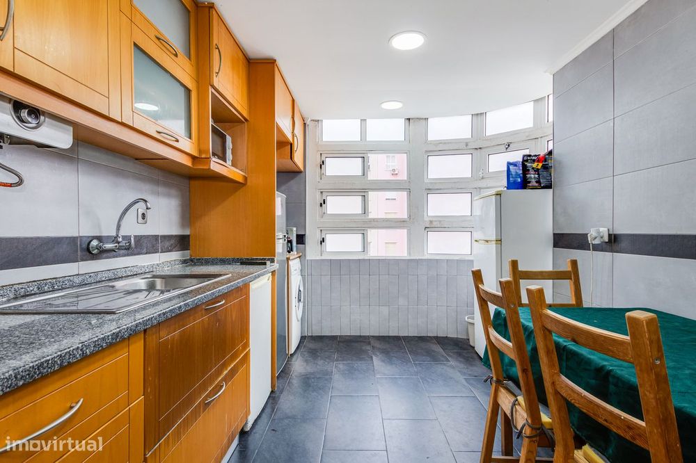 Apartamento T2 Convertido Em T3 | 84M2 Bruta | Arrecadação | Setúbal — São Sebastião, Setúbal