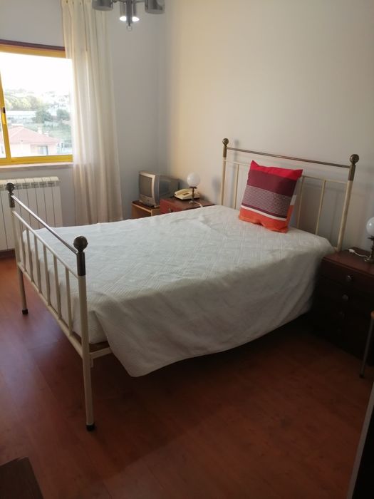 Conjunto quarto de casal em ferro + mesas de cabeceira + cómoda