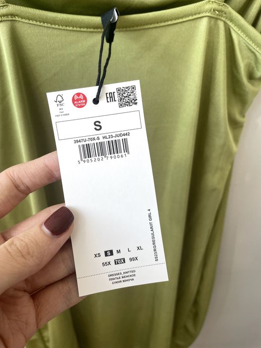 Błyszcząca sukienka mini na ramiączkach zielona