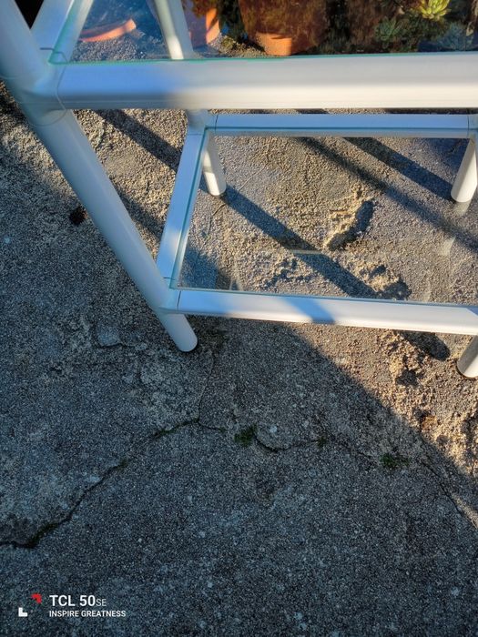 Estante com três prateleiras em vidro. Em bom estado