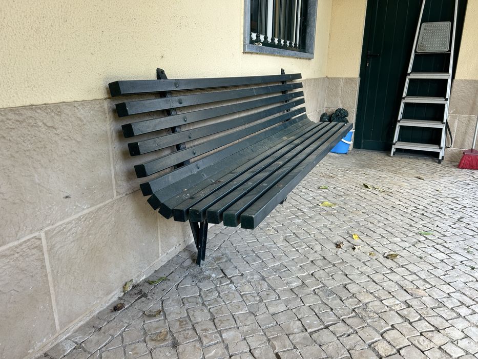 Banco de jardim, de fixar à parede, tradicional em ferro e madeira.