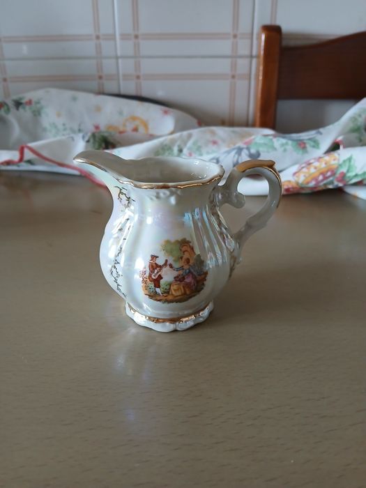 Leiteira de porcelana