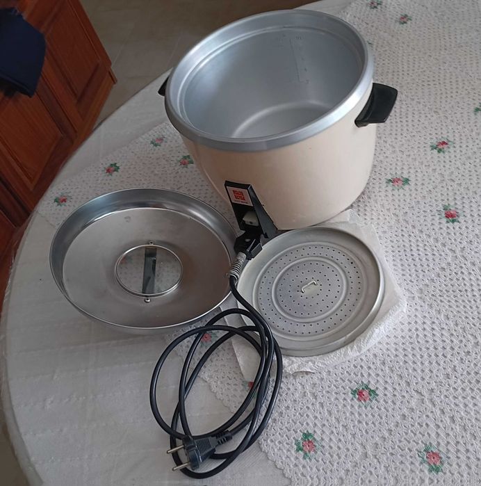 Panela elétrica de cozer arroz em bom estado