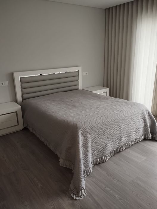 Cama de Casal branca com dois anos de uso