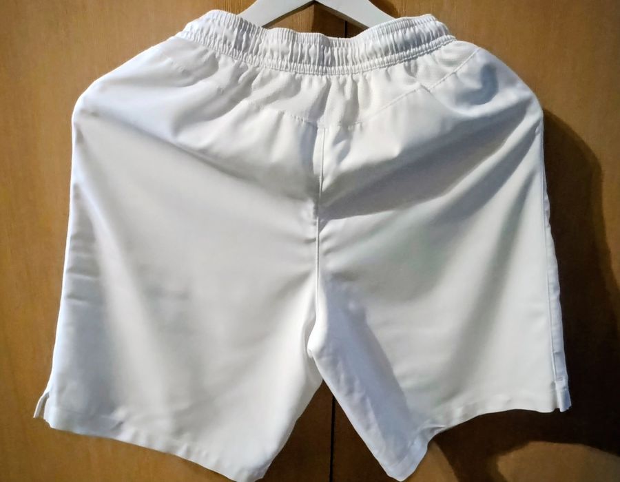 Spodenki Manchester United z logo klubu i numerem 10, rozmiar L.